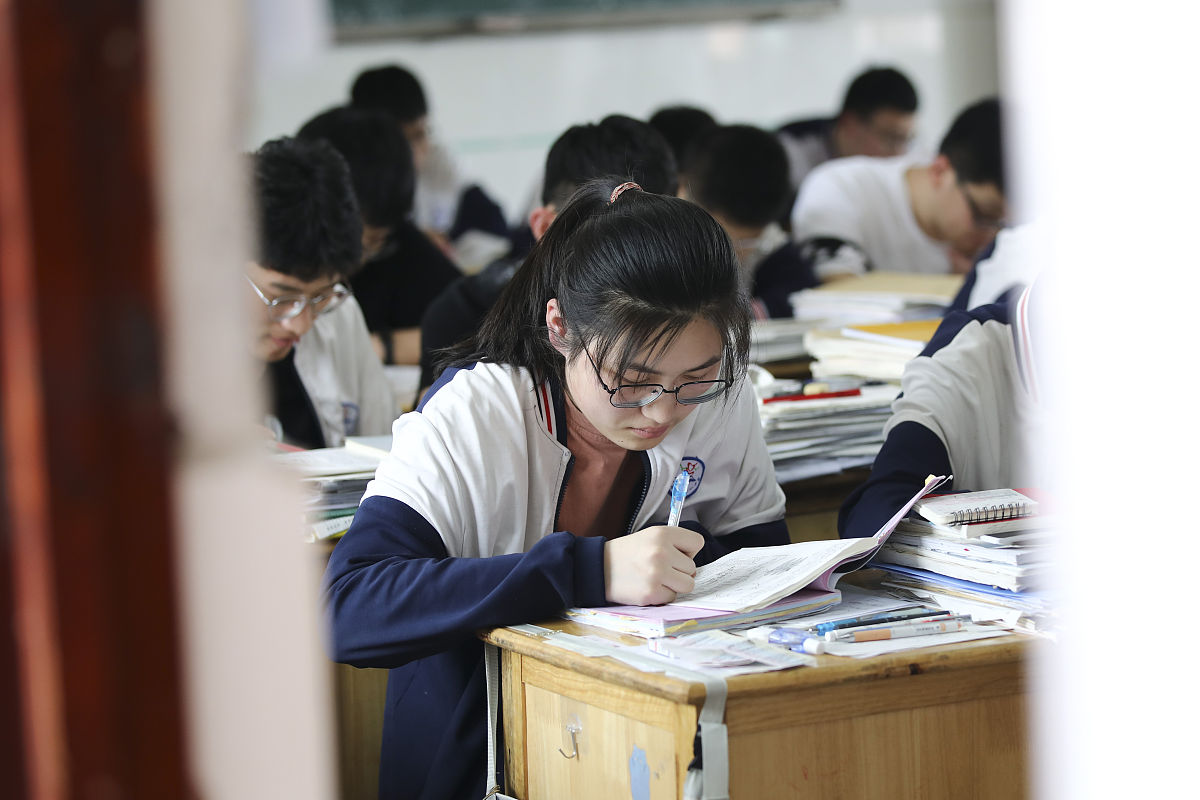 2021年05月26日,江苏连云港市赣榆第一中学高三毕业班的学生在教室里