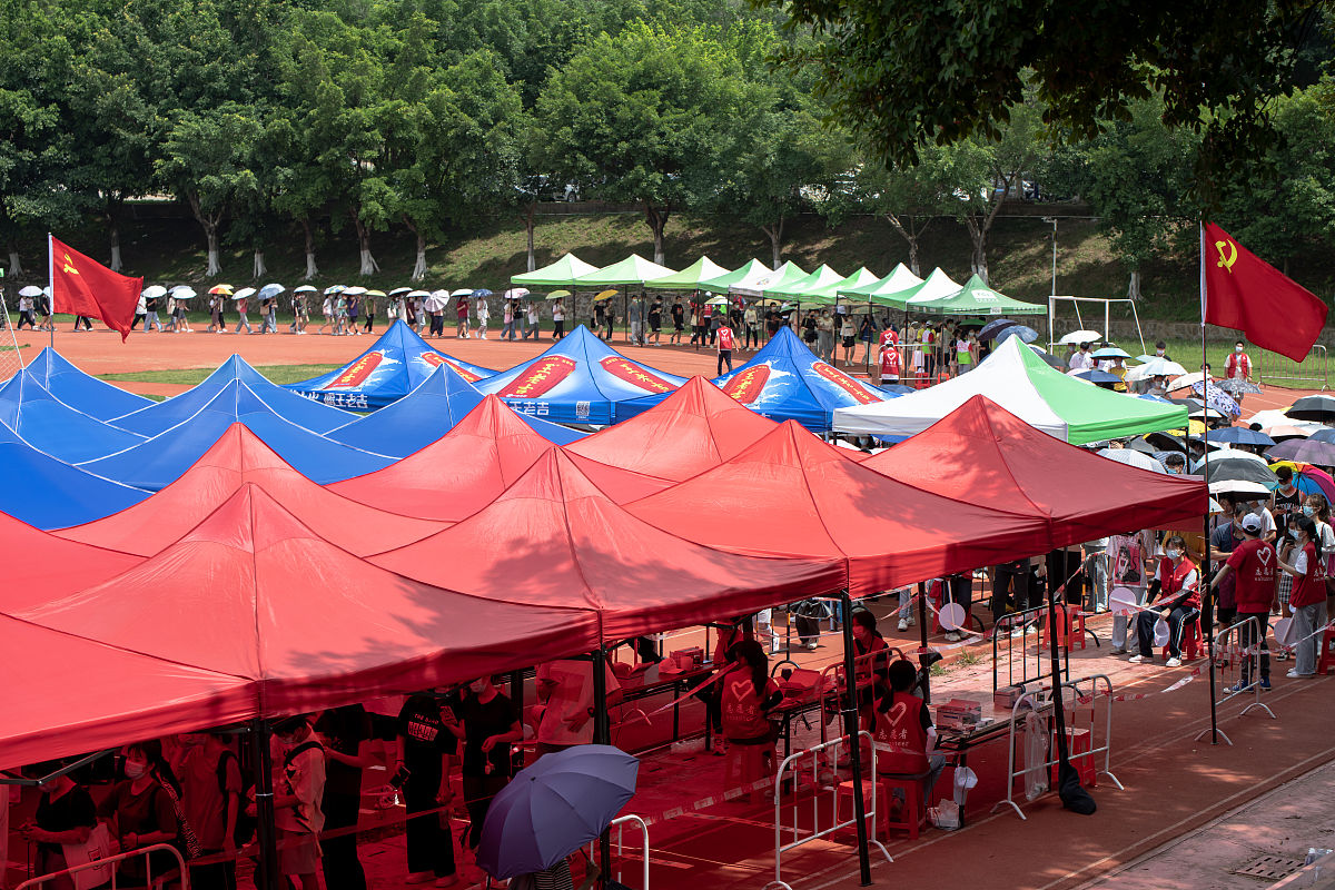 2021年6月21日,广州华商学院开展第二次全员核酸检测.检测开始后,很多