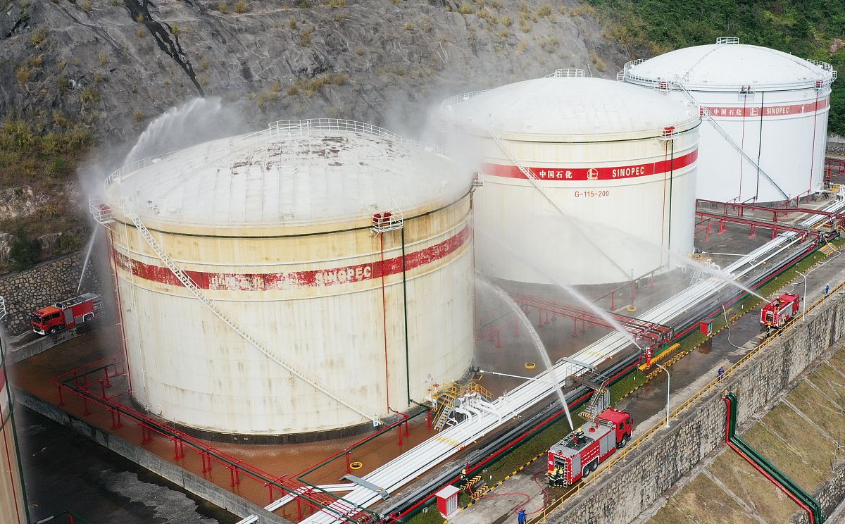 能将下面的每一条措施再详细的说明一下吗？Slide 1 建立完善的安全生产管理制度和明确各级责任- 安全生产管理制度的重要性- 各级责任的明确和分工- 制度执行的重要性和措施Slide 2 加强安全培训和教育- 安全培训和教育的目的和重要性- 员工安全意识和技能的提高途径- 安全培训和教育的实施方式和效果评估Slide 3 定期开展安全隐患排查- 安全隐患排查的目的和重要性- 定期排查和及时消除潜