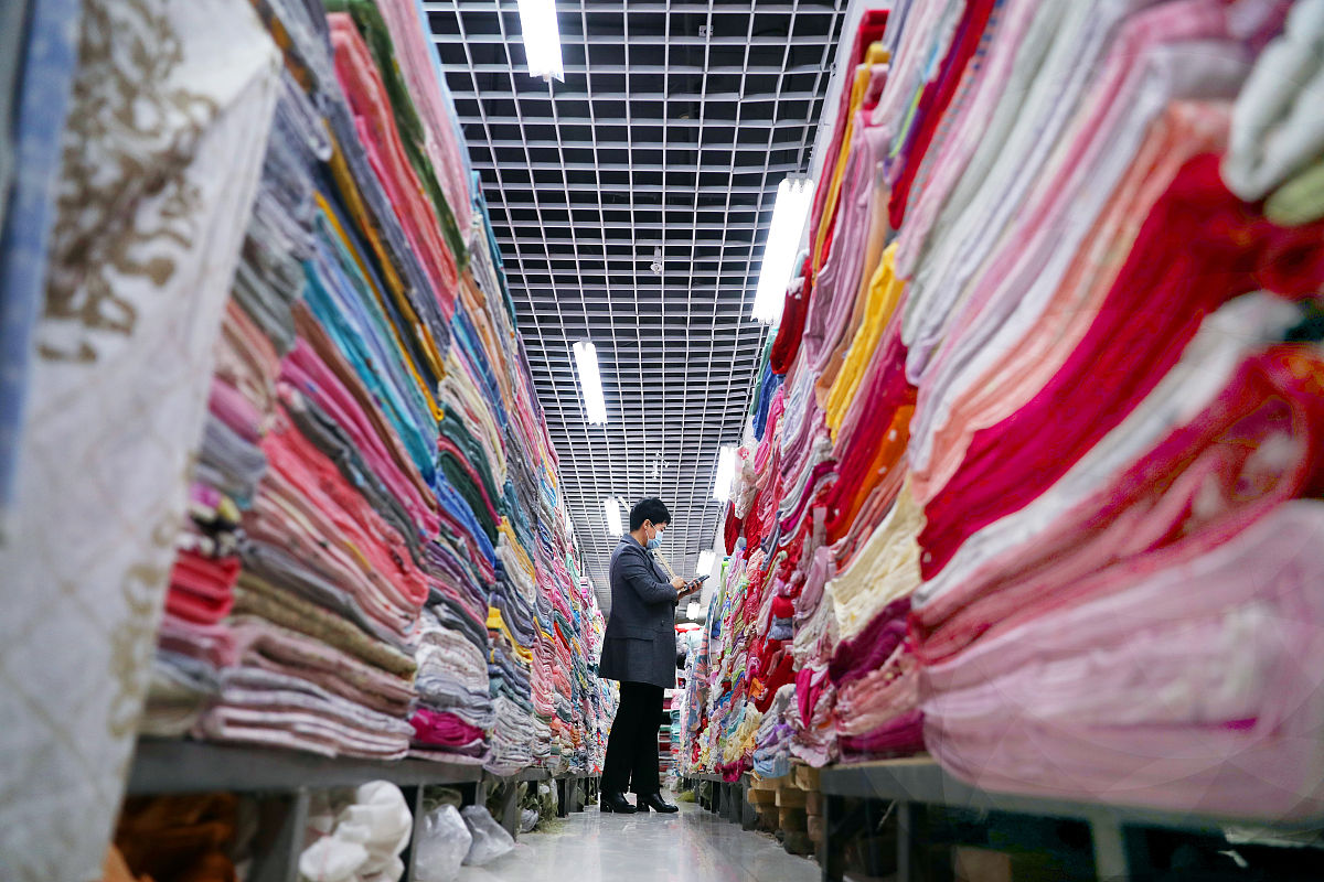 请帮我出一个乌干达国家对布匹批发的需求报告