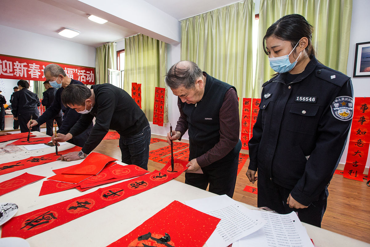 2021年1月29日,内蒙古二连,书法家现场书写春联送给民警 .