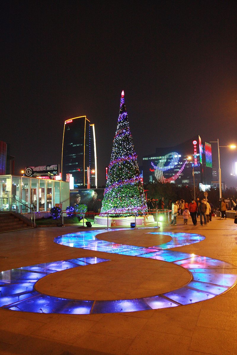 2008年11月23日晚,北京市民在中关村广场感受浓厚的节日气氛.圣诞节前