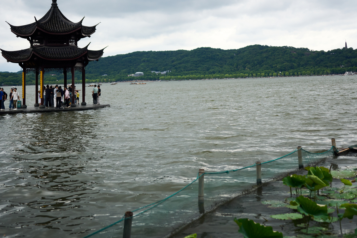 请帮我生成一篇900字的一日杭州湘湖游记