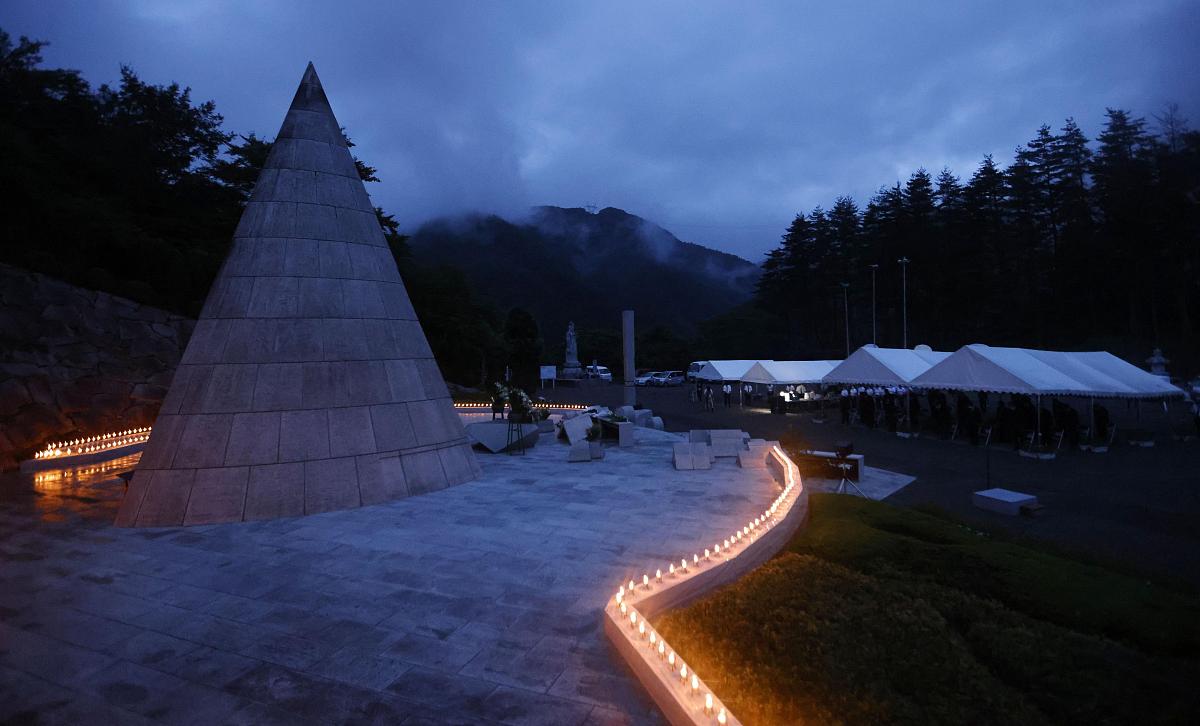 当地时间2021年8月12日,日本群马县上野村,人们在1985年日航坠机遇难