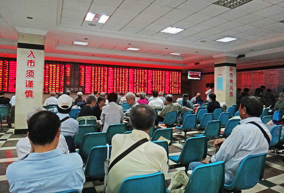 我作为梁山县人社局的工作人员目前派在山东水浒文化传媒有限公司助企请写一篇月度工作汇报主要内容有企业提出的三个问题诉求解决完成企业自主评价鉴定工作。