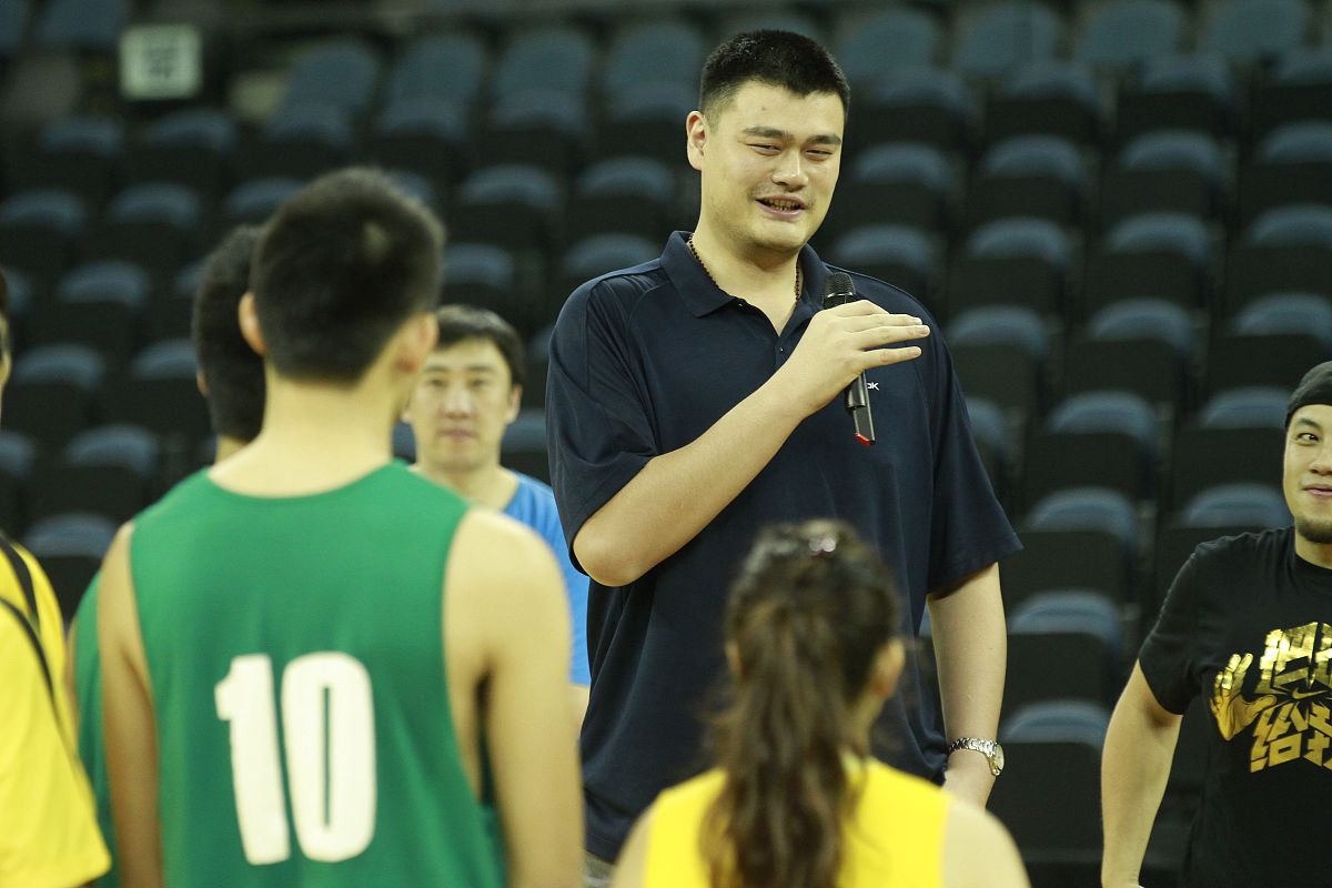 下列属于实践实现祖国完全统一基本方针的是 A 在深圳、珠海、汕头、厦门设立经济特区B 在少数民族地区建立相应的自治区域C 我国先后恢复对港澳行使主权D 我国成为世界贸易组织正式成员给出解题思路并逐个分析