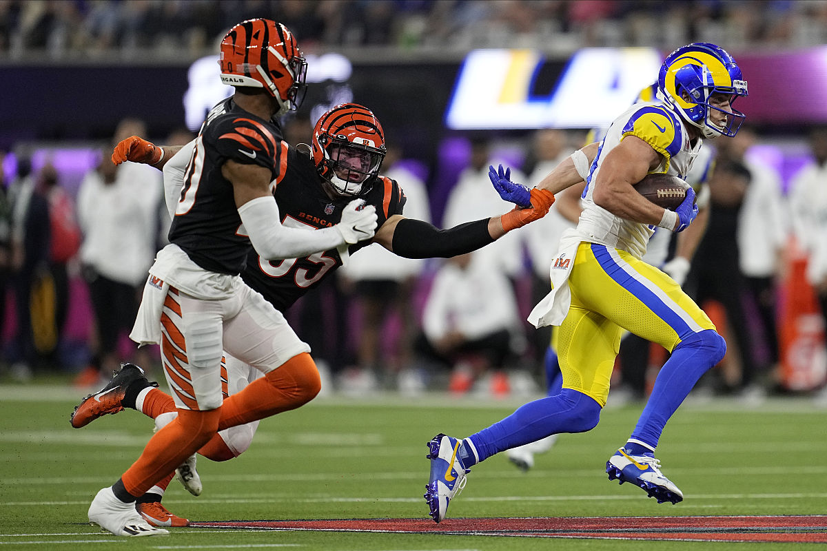 los angeles rams wide receiver cooper kupp, right, carries the b