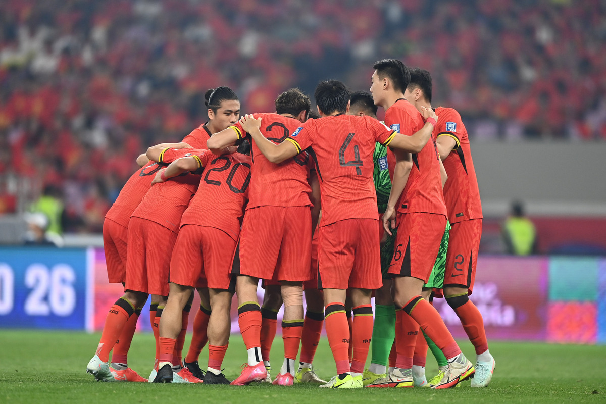 中国队1-0爆冷世界冠军 中国足球队在友谊赛中取得胜利