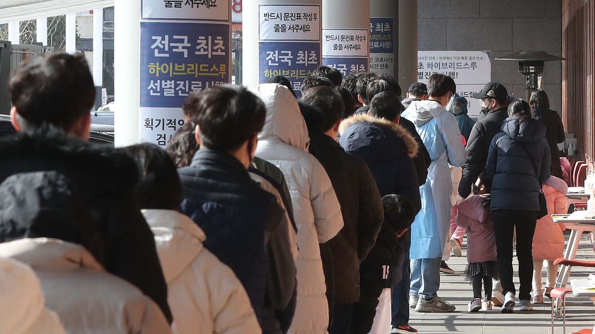 当地时间2022年1月26日,韩国庆尚南道,民众排队进行新冠检测.据韩联社