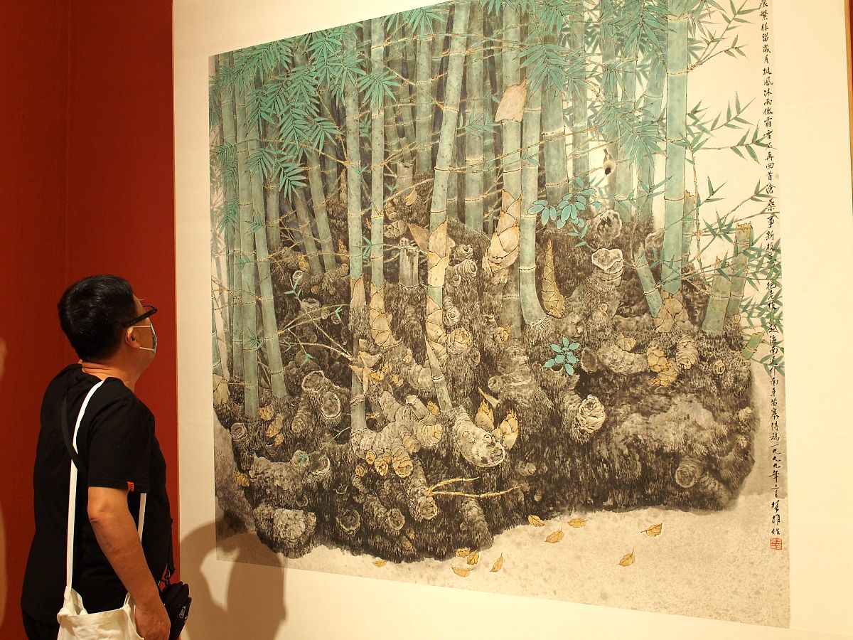 润色：Synthetic materials are widely used in painting activities in China gradually forming an artistic language with Chinese ethnic characteristics They not only reflect the content and formal features