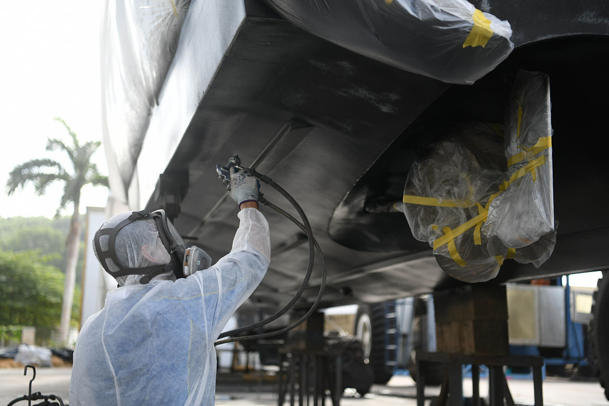 船壳和甲板清洁工作正在进行，预计明天早上结束