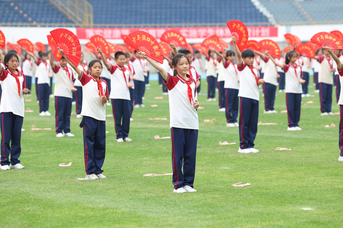 今晚亚运会开幕！XXX小学组织学生观看，精彩不容错过！