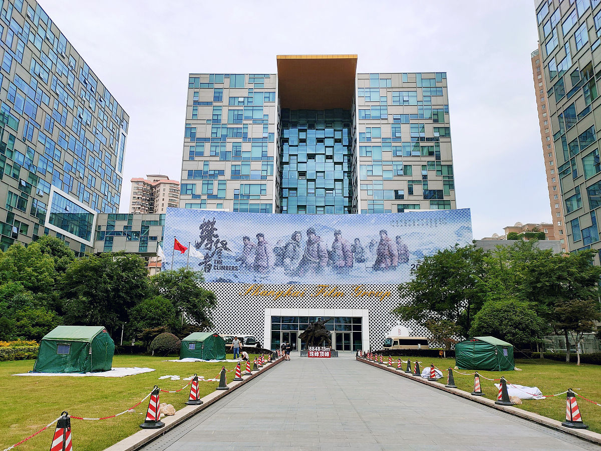 2019年8月7日,上海,国庆70周年献礼影片《攀登者》巨幅"屹立"版海报横