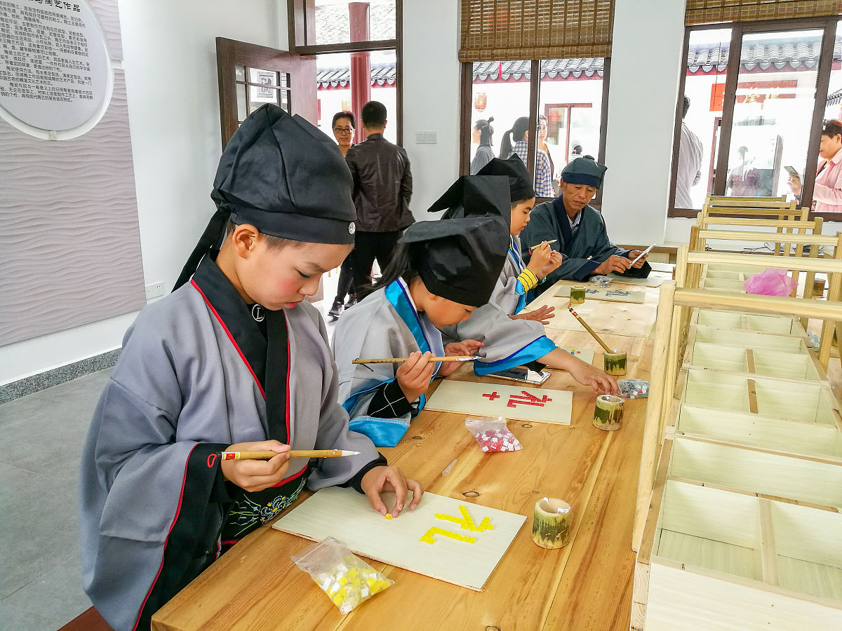 2018年10月13日,浙江省舟山市展茅干施岙,孩童们正在学习国学与"五匠"