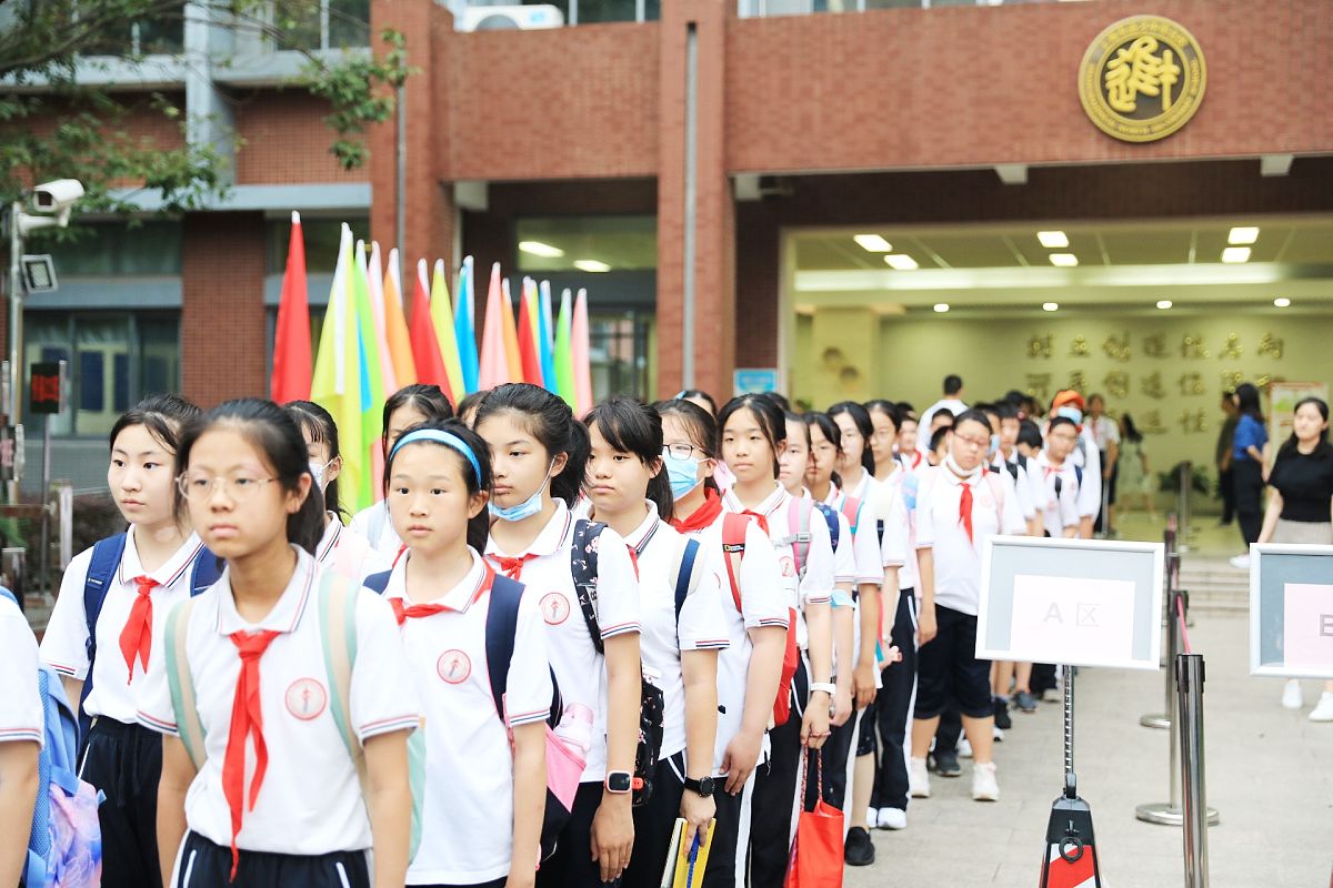 2021年9月1日,上海,课后服务结束后,学生排队离开.