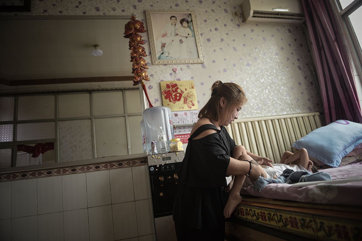 闹市中的温馨小屋：一位贫穷老人出租屋里的故事