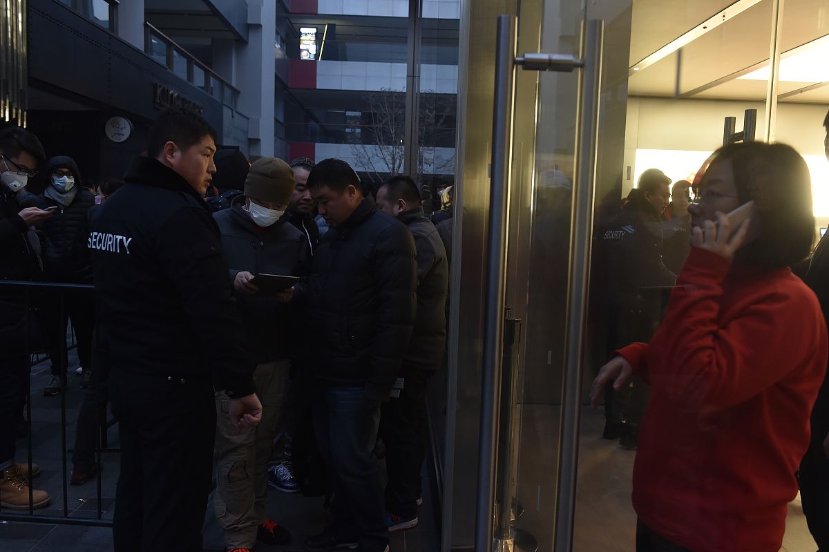 富裕服装店主离婚后陷入孤独，寻求慰藉却误入歧途：警方讯问揭示事件真相