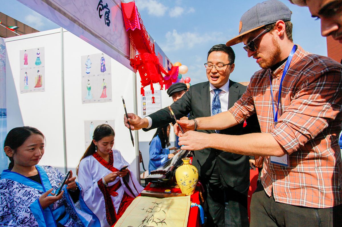 当代大学生如何传承中国优秀传统文化？