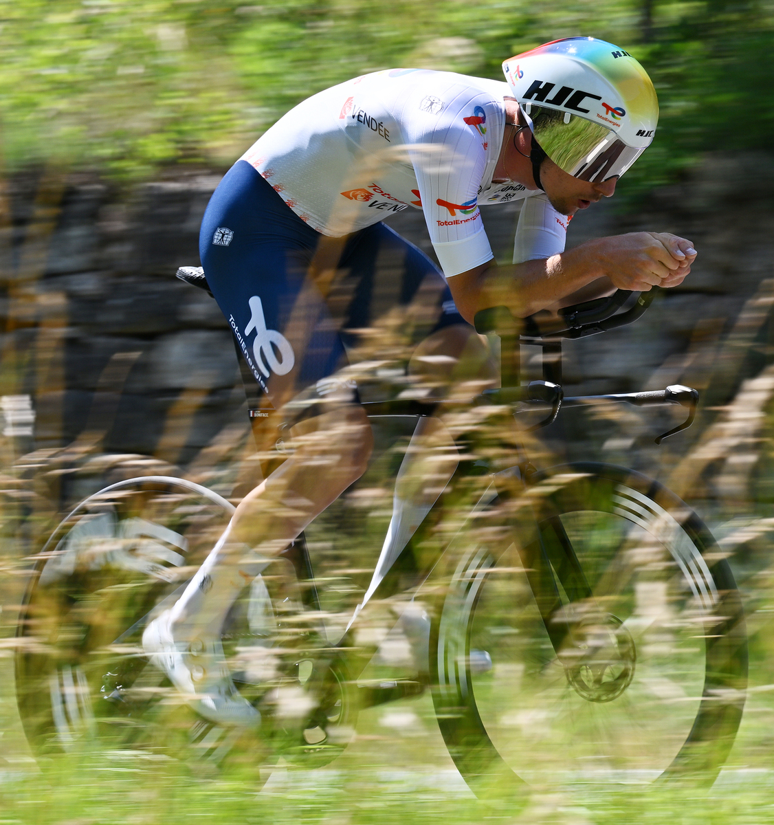 铁人三项：终极耐力挑战，3.86公里游泳、180.25公里自行车、42.2公里长跑