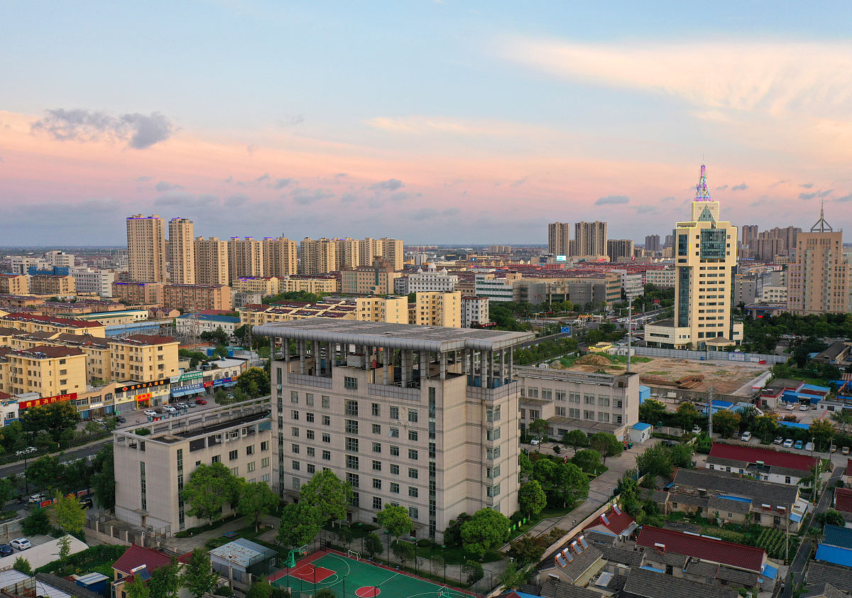 2021年9月12日,江苏盐城市大丰区,受14号台风"灿都"环流的影响,傍晚时