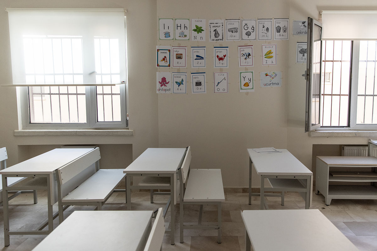 扫地机器人粘到粘鼠板上怎么办 解决步骤帮我用200字详细描述