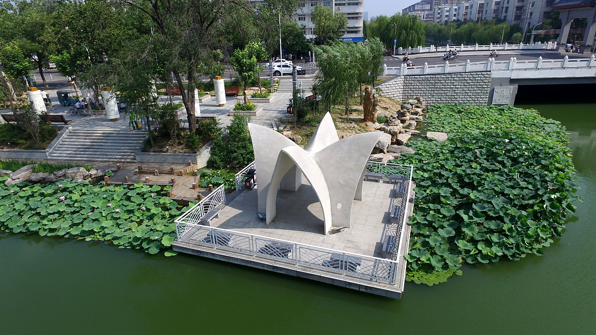 回复：关于凤阳古城墙遗址公园内荷花池安装路灯的建议原因：凤阳古城墙遗址公园内景色优美市民经常散步游玩至此尤其到了夏季荷花池内花朵盛开更是吸引众多游客观赏荷花加之旁边又开发了夜市项目吸引了更多的游客和市民。可是一到晚上荷花池就黑灯瞎火的路上什么看不见给行人带来不便也给坏人可趁之机存在着安全隐患。