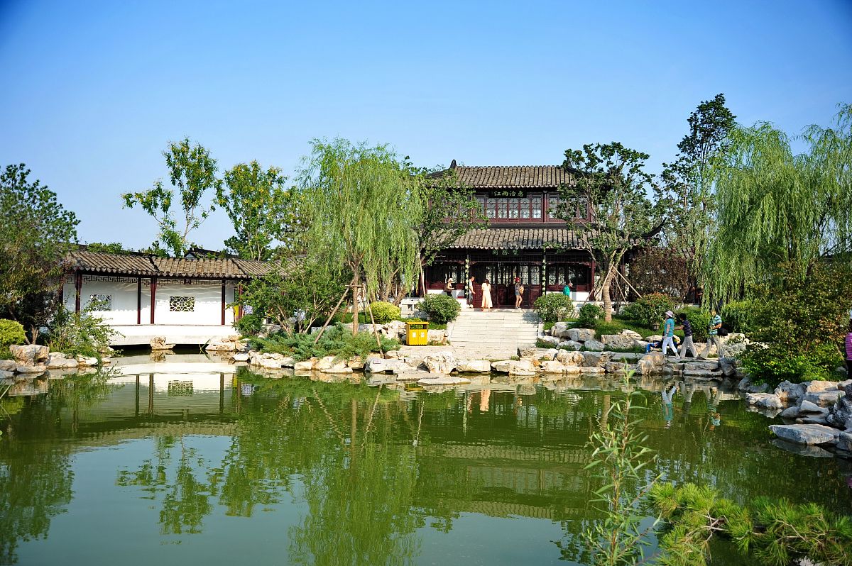 阅读以下信息帮我整理成PPT可用的内容其中造园特点展开说明你再去搜索关于郭庄的其他信息。郭庄俗称宋庄也名端友别墅是杭州现存唯一完整的私家花园被誉为西湖古典园林之冠。有联曰：红杏领春风愿不速客来醉千日；绿杨足烟水在小新堤上第三桥。郭庄历史郭庄又称汾阳别墅是清朝后期由富商宋端甫改建原先位于庄址所在的一处宋氏家族祠堂而出现的。20 世纪早期这座私家园林转让到福建人郭士林名下郭氏继而进行了改建并据唐朝中兴