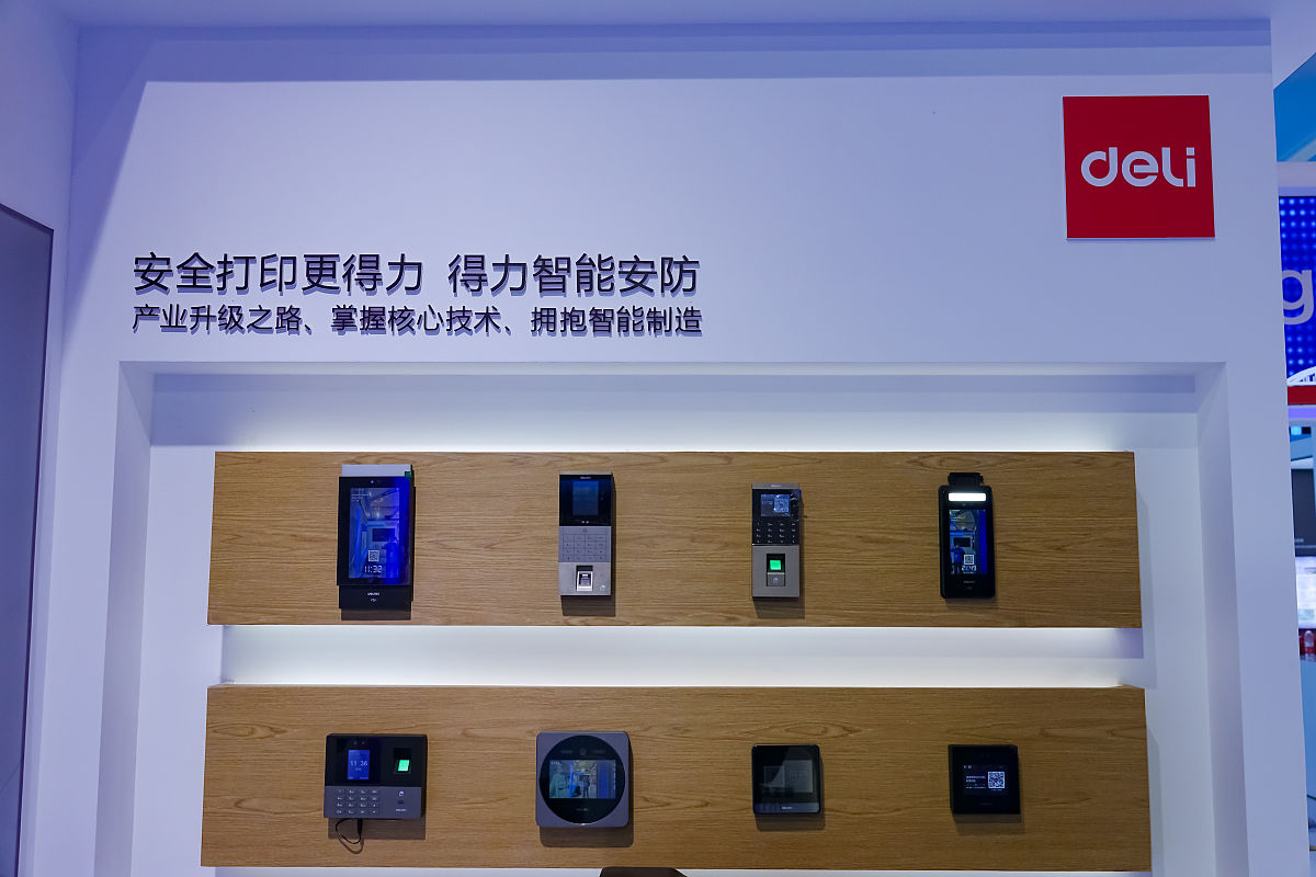 润色降重并扩写下面一段文字
本系统通过控制器对硬件设备进行自动化管理，如设置定时开关灯、调节温度等，使得家居生活更为智能化和便捷。