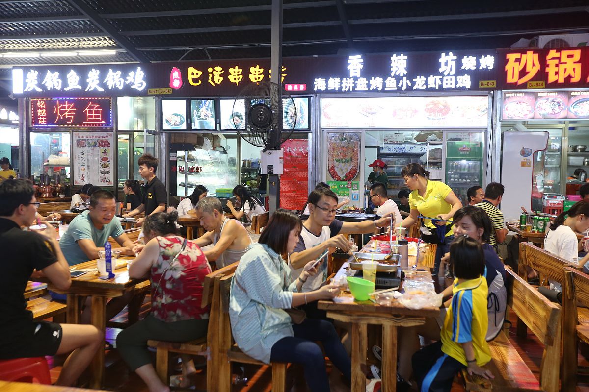 用一下材料 一篇1000字左右新闻稿 肇嘉浜路店为例子目的吸引商户。题目突出运营优势冒菜不仅具有浓郁的香味和口味特色而且还能提供独特的健康饮食体验。因此越来越多的消费者选择冒菜作为自己用餐的首选。冒菜店的规模通常不大采用标准化带店模式无需大厨出餐快性价比高等特点正是因为这些特点使得冒菜成为了餐饮新风口。冒菜能够为顾客提供更加多样化的美食选择并且由于其制作简单易操作让人更容易上手；其次相比传统中式菜