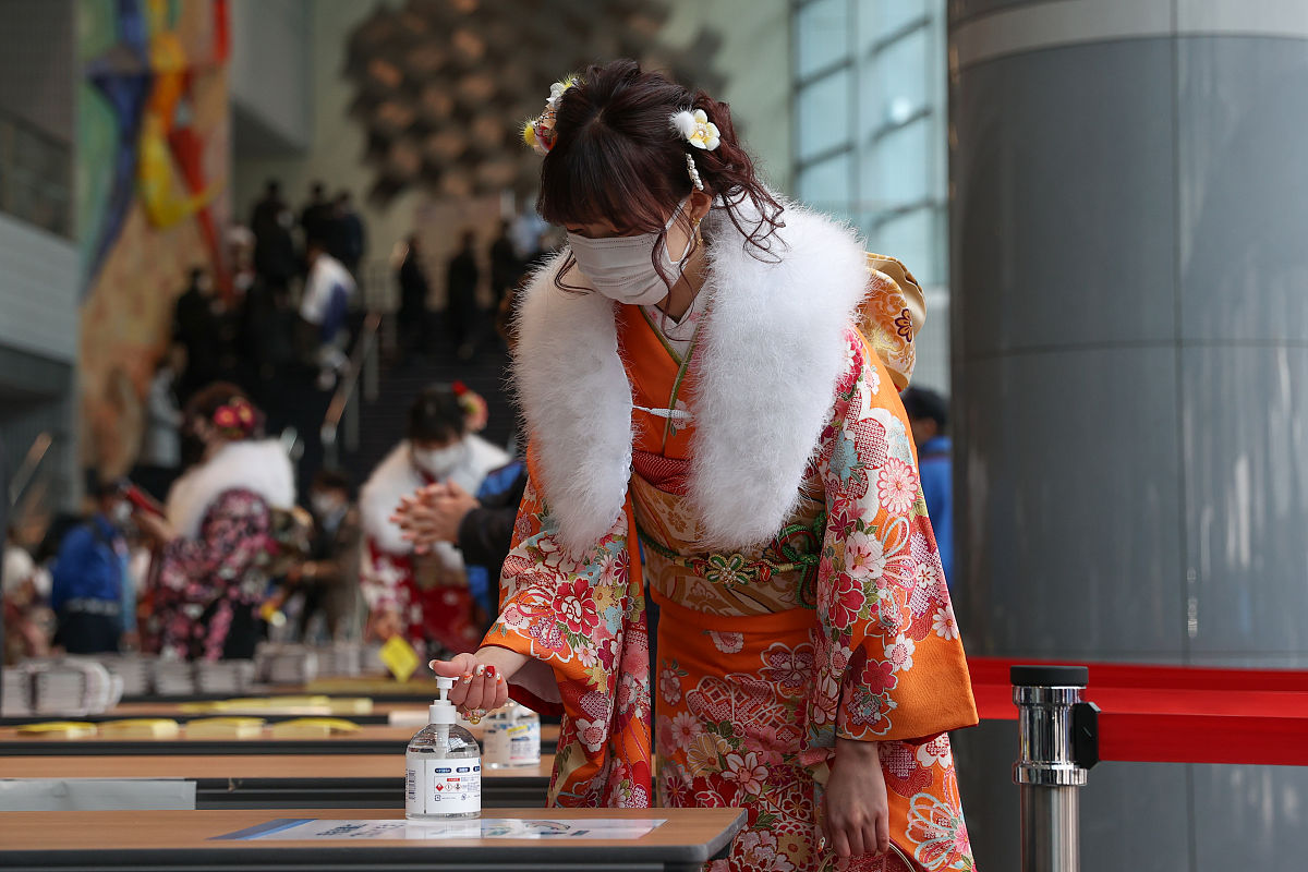当地时间2021年1月11日,日本横滨,少男少女穿着和服参加成人礼.据悉,
