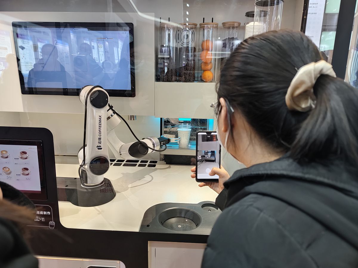AI 老师无法取代人类老师：孩子可能会混淆两者之间的区别