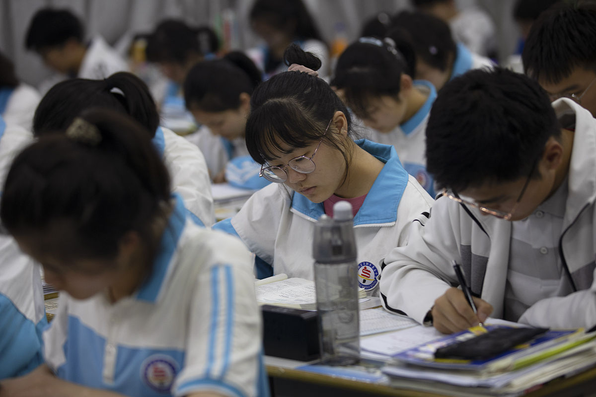 2021年5月31日,安徽阜阳,第五中学高三学生认真复习查漏补缺,"挑灯夜