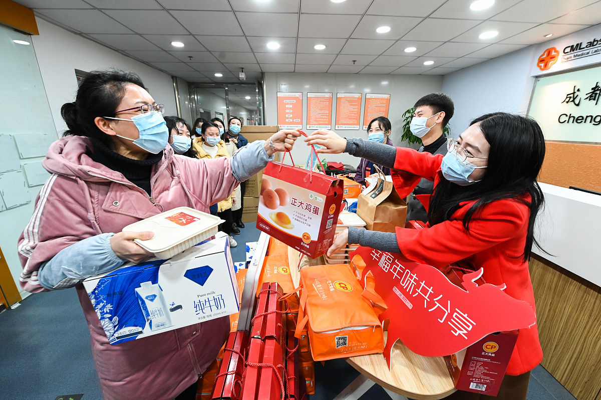 2021年2月3日,成都,员工领取新年食品礼盒.(如需下载使用,请务必署名:
