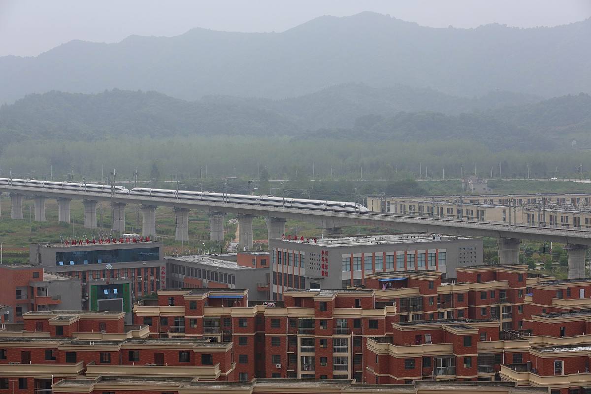 从洪湖市到湖南保靖县乘汽车和火车怎么安排方便 帮我用200字详细描述