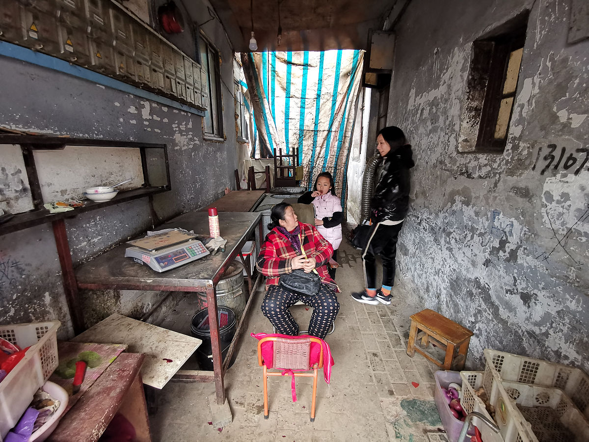 网友发了一组图片图片中的房屋破烂不堪文案说第一次去男朋友家不知道该不该走下去评论说分了吧这样的男孩不可能给你幸福；同样的一组照片文案说第一次去女朋友家评论说她能有勇气带你回家希望你不要伤害她；我觉得如何女生愿意和男生共同成长那这个时间成本太大了承受不了