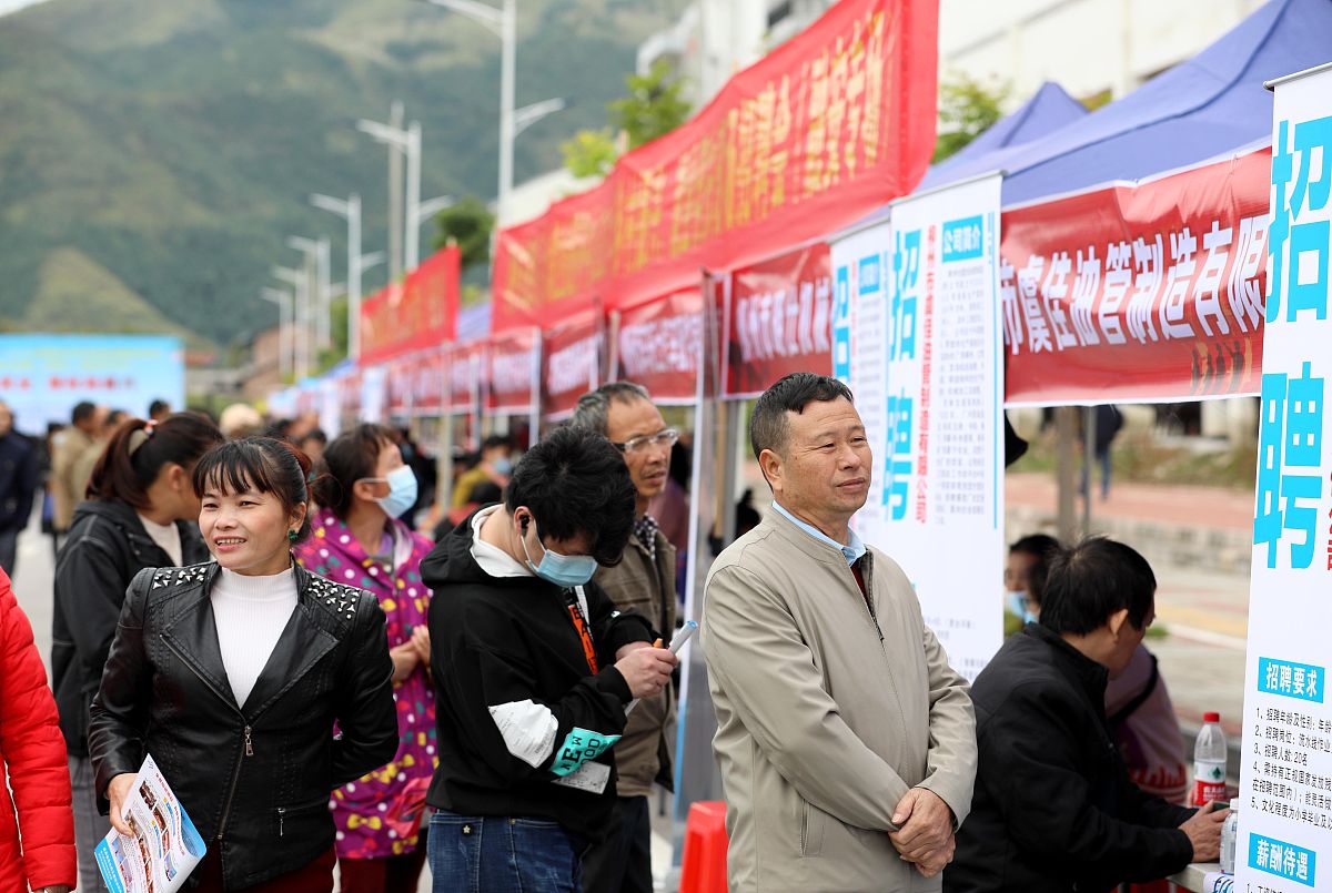 请用上述信息梳理一至五十章的内容 第一章至五章：回到家乡与亲人见面了解到家乡情况决定改变家乡 第六章至十章：用积蓄初创公司租借工作室时遇到当地混混阻碍被老同学赵可帮助混混被收服 第十一章至二十章：开始发展公司从直播行业入手收入惨淡 第二十一章至二十五章：痛定思痛惆怅逛街偶发灵感请从2020年的数据中查找合适灵感 第二十六章至三十章：实验想法成功发展 第三十一章至四十章：被市场监察管理局的人恶意查封