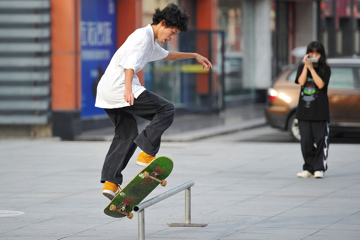 聊天开场白：滑板摔跤，你最近有什么有趣的事？