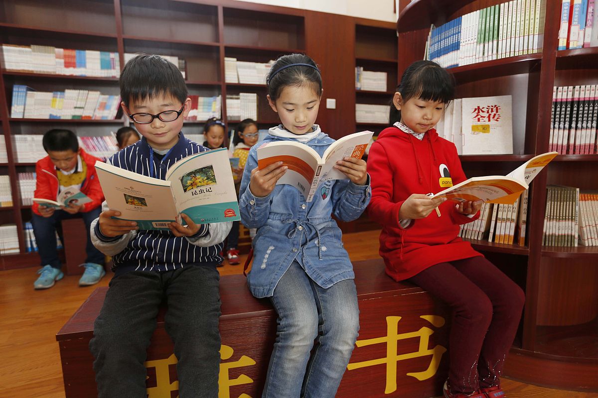 《让阅读成为习惯》的演讲稿要求引用著名读书家的故事与古今中外的文学家结合加入与同学们的互动环节