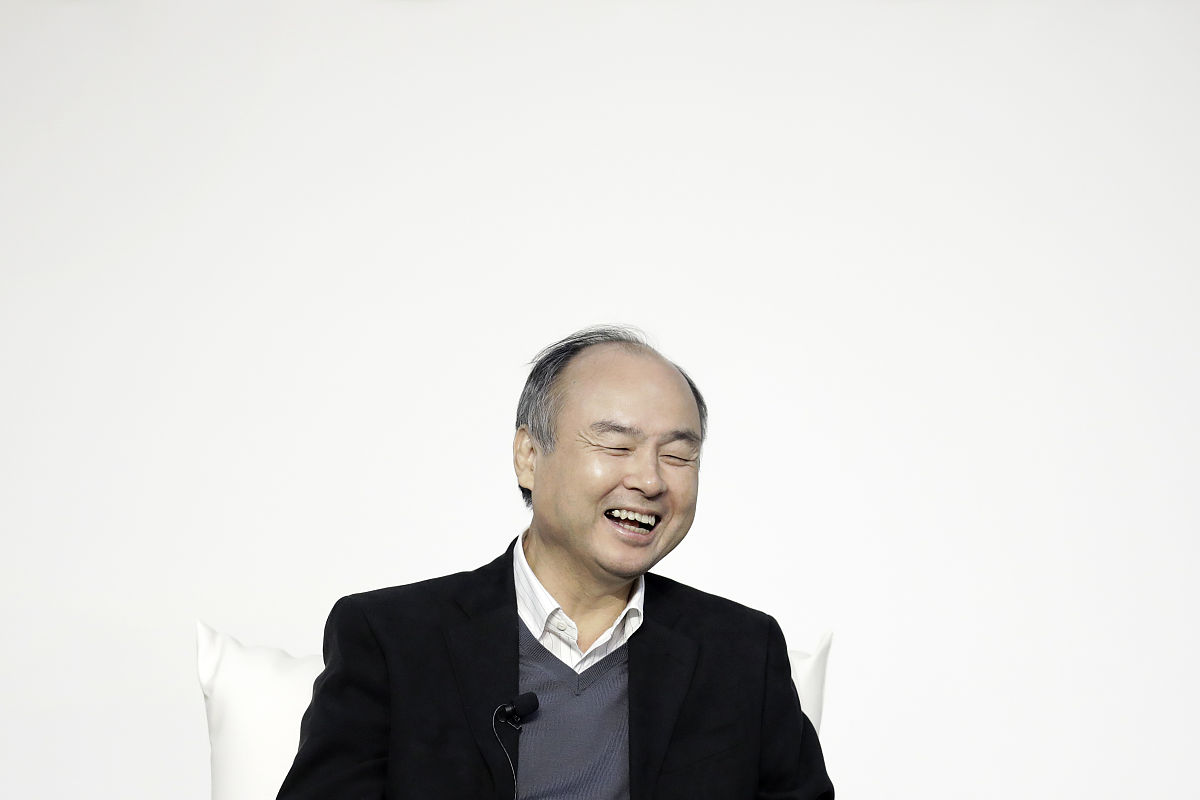 当地时间2019年12月6日,日本东京,阿里巴巴集团创始人马云和软银集团c