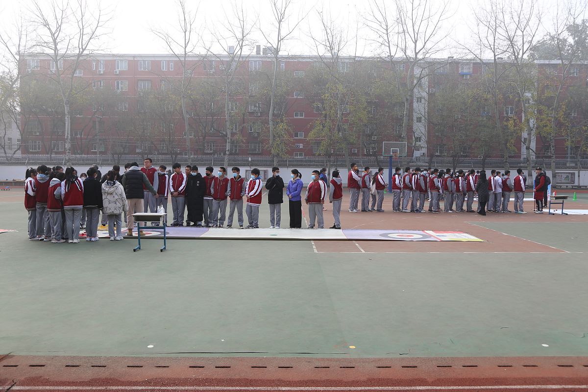 2021年11月18日,北京市黄冈中学朝阳分校的学生们在校园里进行旱地冰