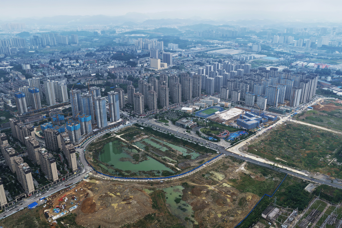 为近年来我区聚焦一区四中心、五个章贡建设全力以赴做好各项工作经济社会各项事业取得了显著成果打造了产业优势特色鲜明、城乡品质精美宜居、政治生态风清气正的示范章贡成功上榜全国综合实力百强区。我区牢固树立项目为王理念以项目建设为抓手深入推进了大干项目、大抓落实年活动以大项目引领大投资以大投资带动大发展经济运行持续平稳向好。然而在此过程中也要考虑到项目建设可能会导致资源过度集中对于小微型企业和边缘地区的发