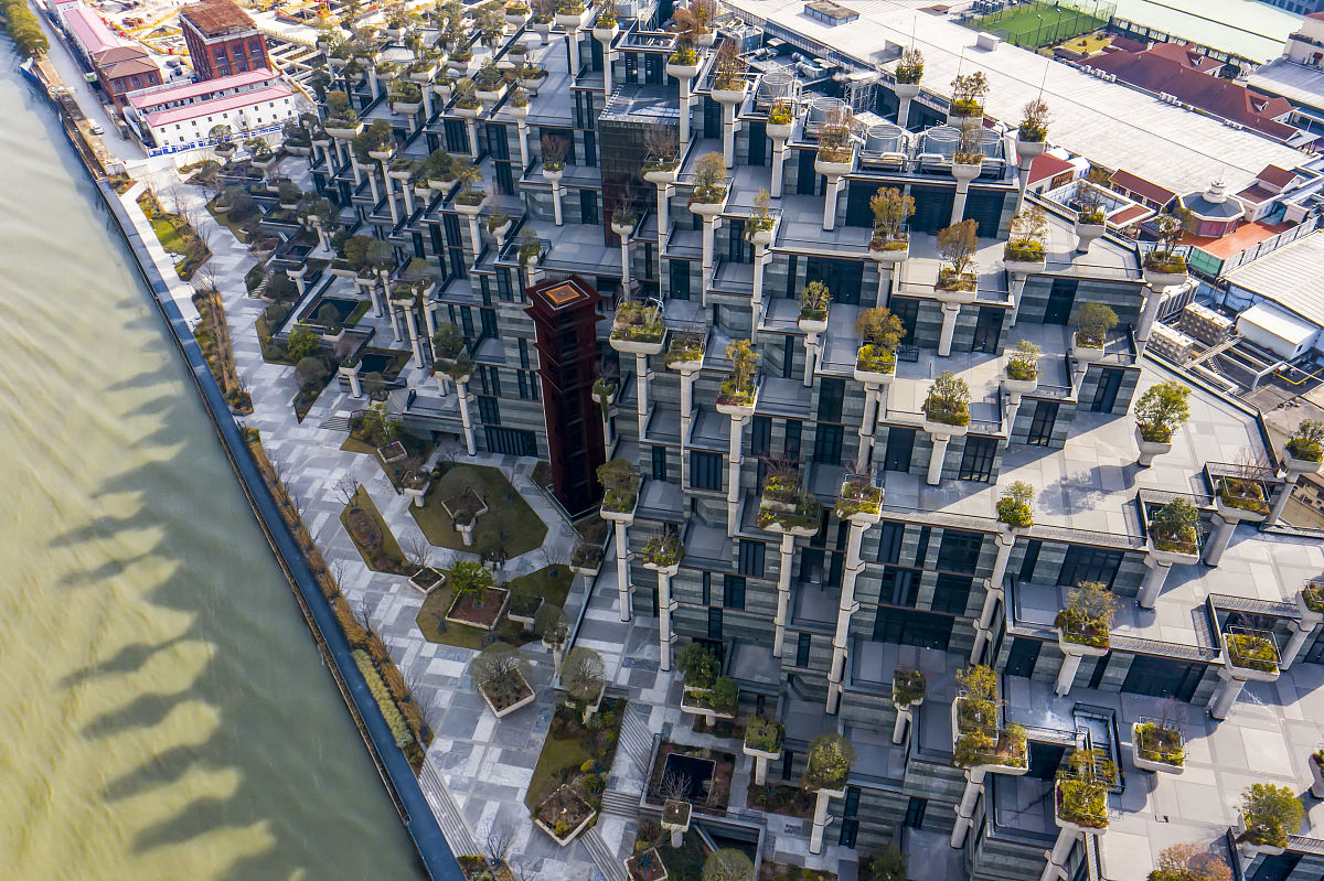 假设你是一位即将毕业的大学生正在写毕业论文但是重复率太高需要降低重复率请用中文对以下内容进行改写：ArcGIS拥有强大的三维场景重建和模拟功能可以有效展现宏观地理区域内的地理实物并进行数据和空间分析。而使用Sketch Up构建三维模型则能够充分发挥其在细节表现方面的优势。通过这两款软件的协同作用可以为三维领域的研究提供更为全面和深入的分析。