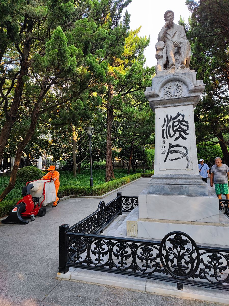 2021年9月20日,上海,宋教仁墓地塑像前,环卫工人利用现代化机械清扫落