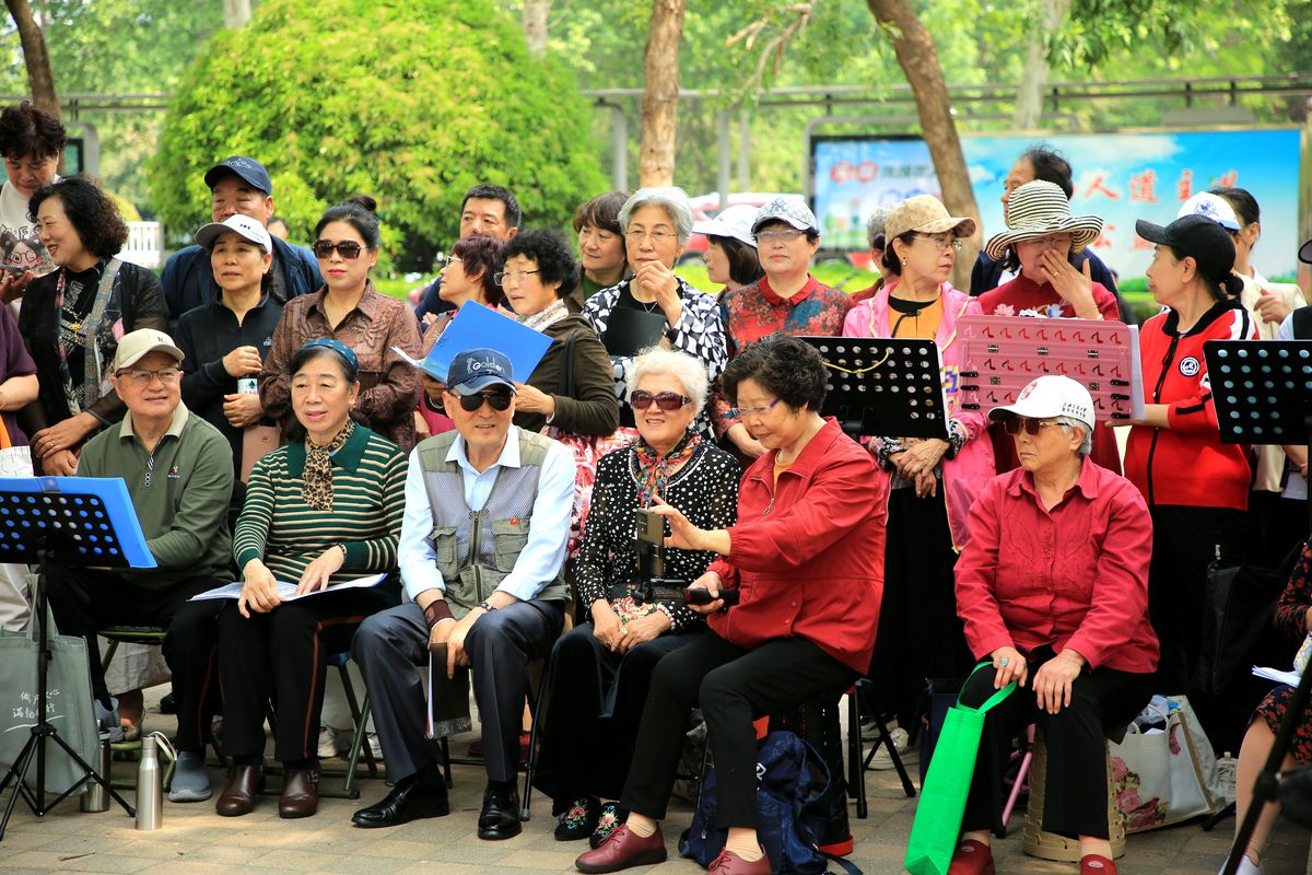 艺海之声合唱团走进敬老院，用歌声温暖老人心