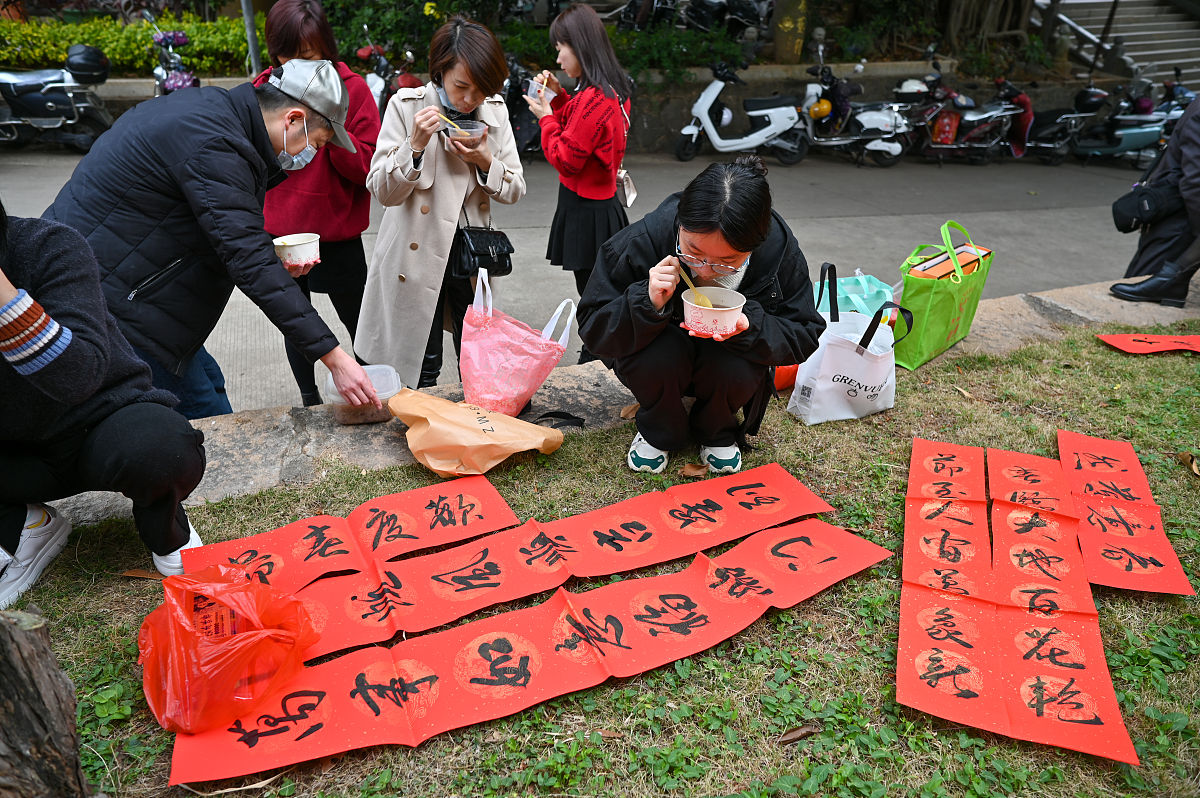 2022年1月10日,福建泉州,少林寺僧侣们在腊八节当天书写春联赠送市民,