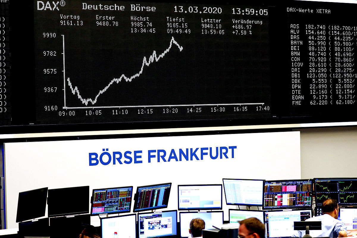 当地时间2020年3月13日,德国法兰克福证券交易所.traders monitor fin