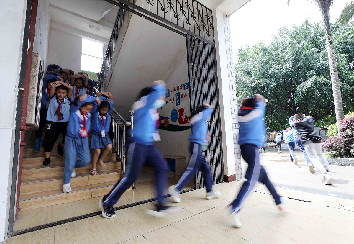 写一段文字：孩子们在自然灾害自救急救演练中会有什么收获。请细化到各种灾害不同的情况。