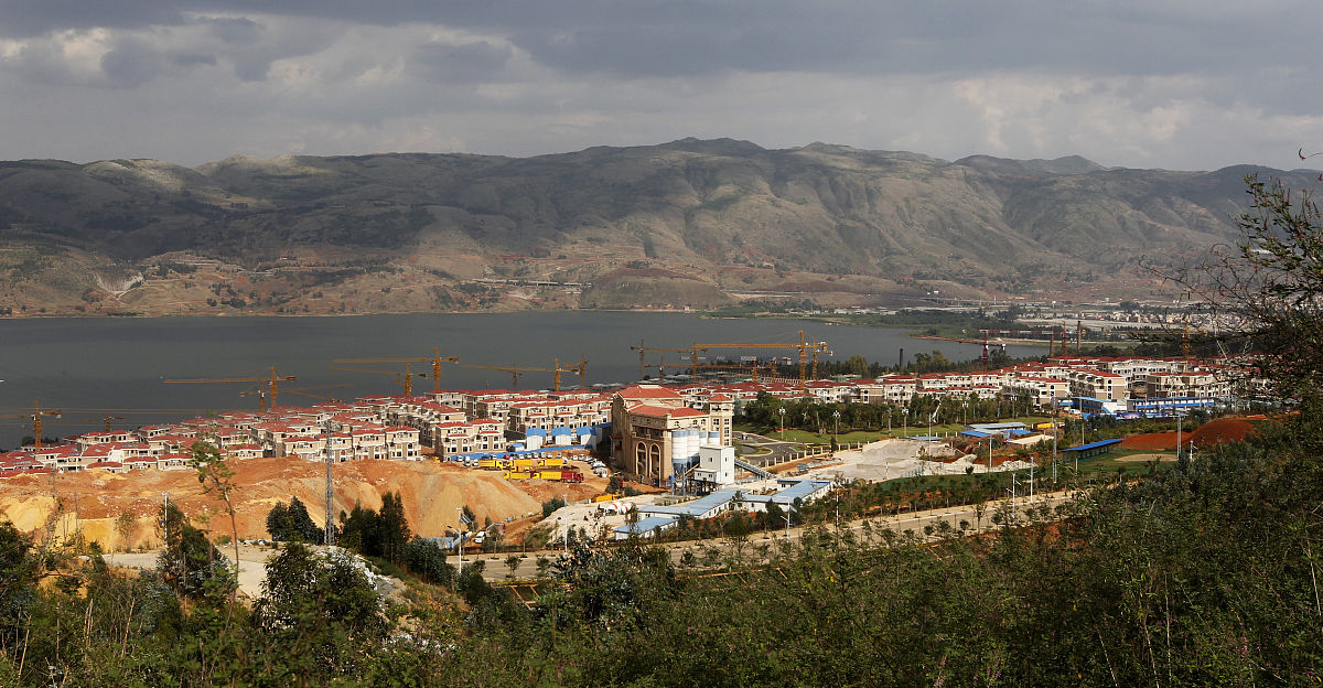 2014年5月31日,云南昆明,阳宗海西岸一处正在施工建设的山地景观别墅