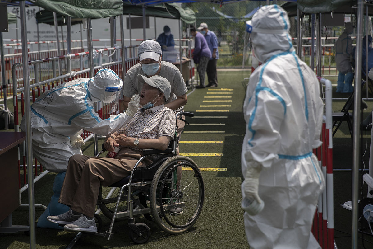 一个实习医生发现了一个奇怪的现象一个经常来看病的病人CT中发现连续三年他的肺部都出现了不同程度的纤维化他百思不得其解。做了非常细致的体检后发现他的身体非常的健康但是肺纤维化却在莫名奇妙的产生新冠检查是阳性将情况告诉了老师扩写成一篇小说