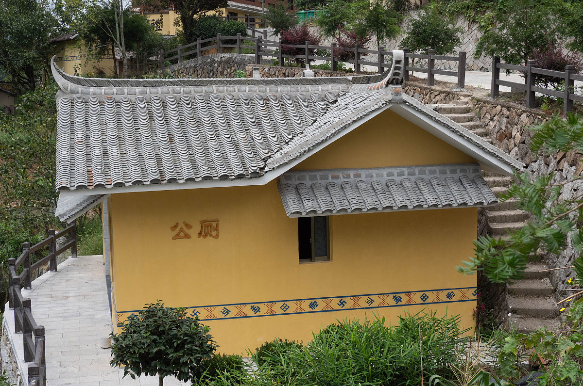 古村落绿色公厕设计：'回归自然'的瓦木结构建筑
